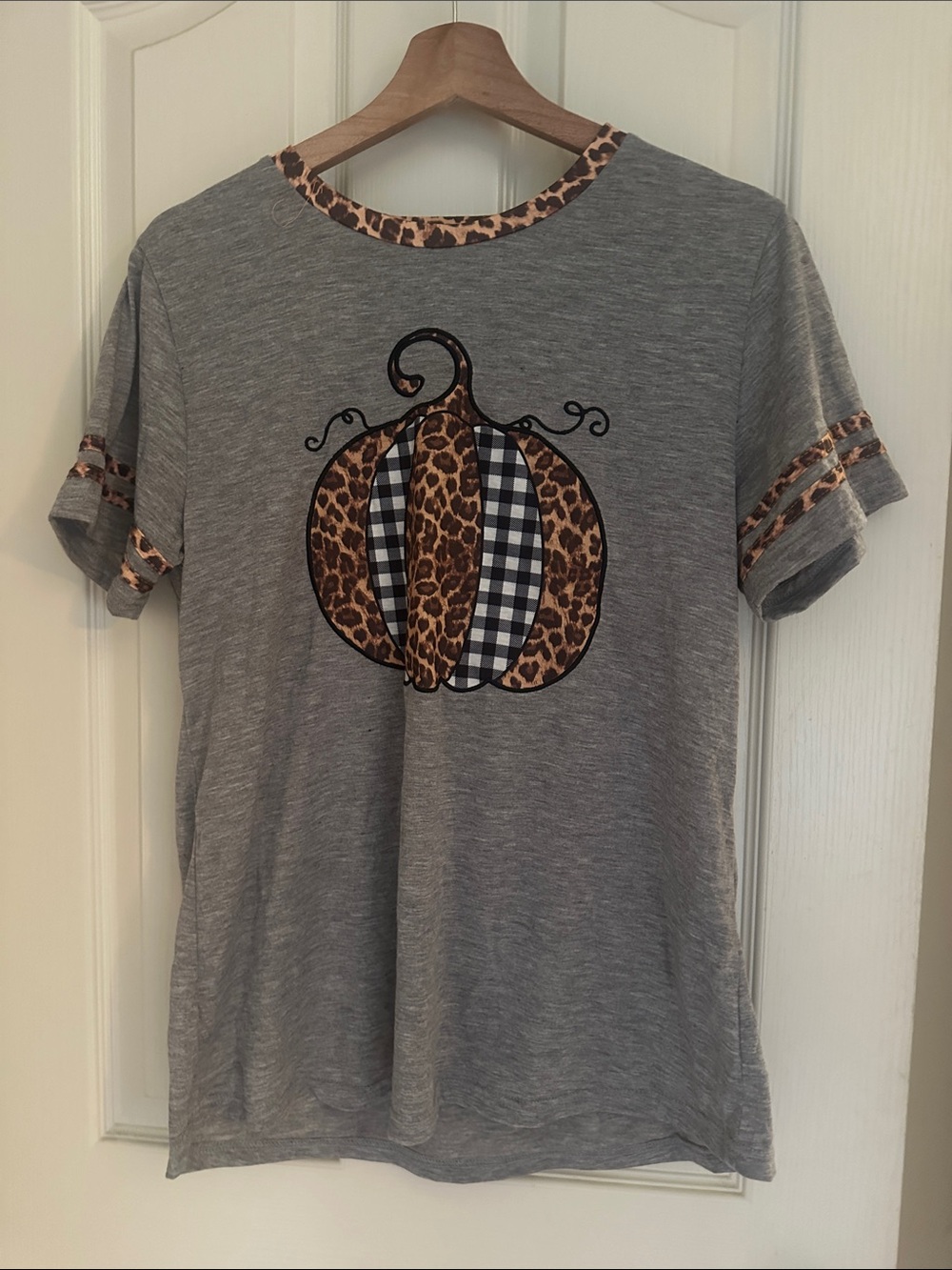 Women's Gray Pumpkin Graphic Short Sleeve Tee with Leopard Trim